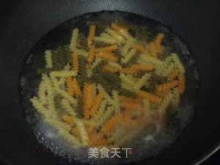 茄酱鸡丝螺丝意面的做法步骤：2
