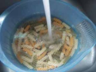 茄酱鸡丝螺丝意面的做法步骤：2