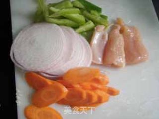 茄酱鸡丝螺丝意面的做法步骤：2