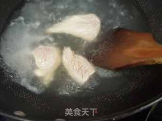 茄酱鸡丝螺丝意面的做法步骤：2
