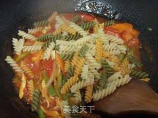 茄酱鸡丝螺丝意面的做法步骤：2