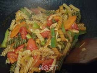 茄酱鸡丝螺丝意面的做法步骤：2