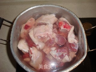 红烧黄豆猪蹄的做法步骤：2