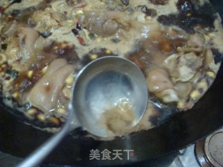 红烧黄豆猪蹄的做法步骤：2