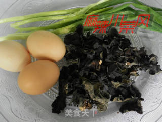 厨师教你做：木耳炒土鸡蛋的做法步骤：2