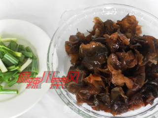 厨师教你做：木耳炒土鸡蛋的做法步骤：2