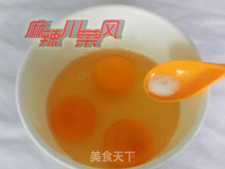 厨师教你做：木耳炒土鸡蛋的做法步骤：2
