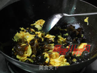厨师教你做：木耳炒土鸡蛋的做法步骤：2