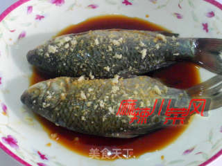 剁椒鲫鱼/双色鲫鱼的做法步骤：2