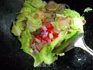 腊肉包菜炖薯粉的做法步骤：2