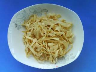 芹菜炒豆腐皮的做法步骤：4