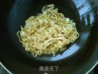 芹菜炒豆腐皮的做法步骤：4
