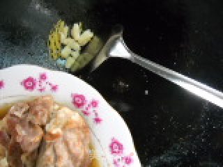 双菇寸骨的做法步骤：2