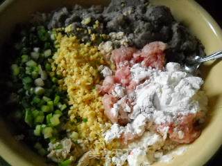 黑豆渣糯米丸&黑豆浆黑芝麻糊的做法步骤：2