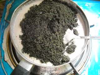 黑豆渣糯米丸&黑豆浆黑芝麻糊的做法步骤：2