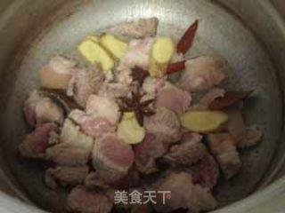 油豆腐焖肉的做法步骤：2