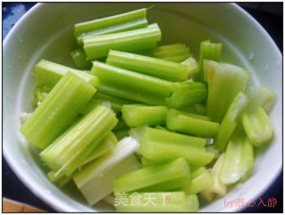 芹菜炒香干的做法步骤：2