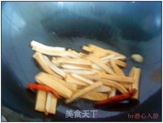 芹菜炒香干的做法步骤：2