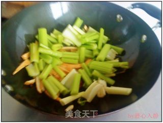 芹菜炒香干的做法步骤：2