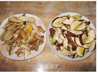 爆炒牛黄肝菌的做法步骤：2