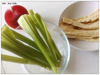 芹菜拌腐竹的做法步骤：2