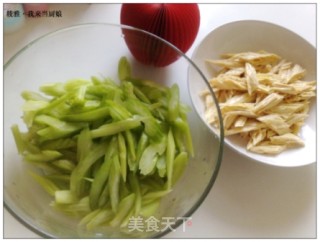 芹菜拌腐竹的做法步骤：2
