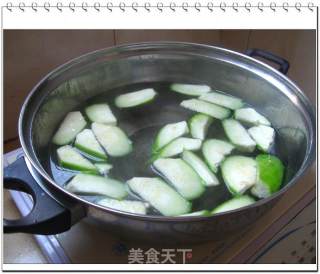 水瓜蛋花瘦肉汤的做法步骤：2