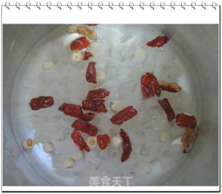 雪耳红枣莲子鸡蛋糖水的做法步骤：2