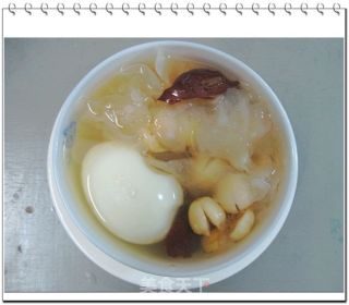 雪耳红枣莲子鸡蛋糖水的做法步骤：2