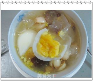 雪耳红枣莲子鸡蛋糖水的做法步骤：2
