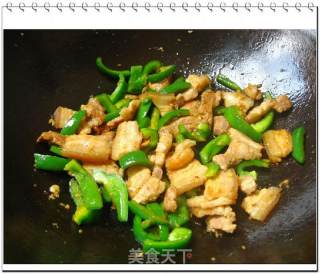 青椒回锅肉的做法步骤：2