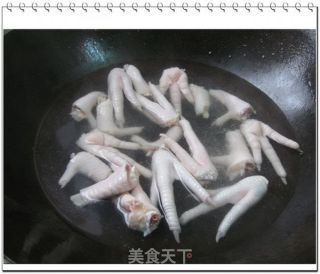 花生眉豆鸡脚汤的做法步骤：2