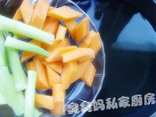 腰果鸡丁的做法步骤：2