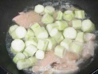 丝瓜三文鱼骨汤的做法步骤：2