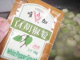 丝瓜三文鱼骨汤的做法步骤：2