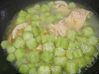 丝瓜三文鱼骨汤的做法步骤：2