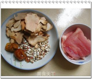 土茯苓茨实薏米煲瘦肉的做法步骤：2