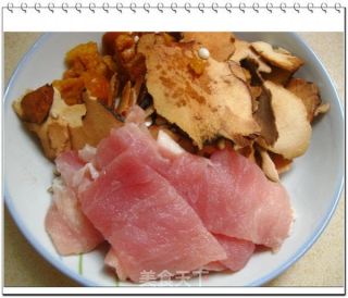 土茯苓茨实薏米煲瘦肉的做法步骤：2