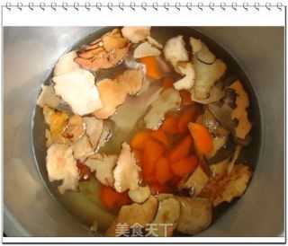 土茯苓茨实薏米煲瘦肉的做法步骤：2