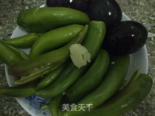 虎皮青椒炒皮蛋的做法步骤：2