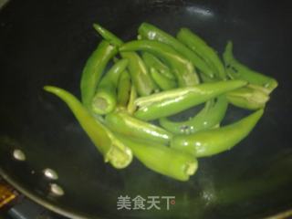 虎皮青椒炒皮蛋的做法步骤：2