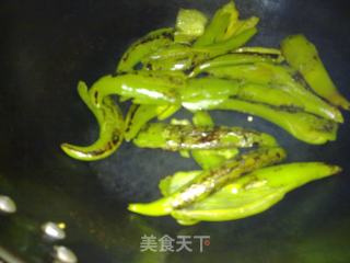 虎皮青椒炒皮蛋的做法步骤：2
