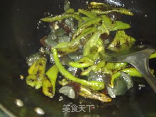 虎皮青椒炒皮蛋的做法步骤：2