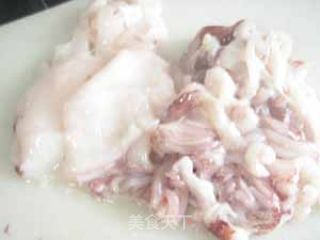 西兰花炒鱿鱼的做法步骤：2