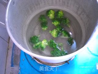 洋葱鸡丝西兰花的做法步骤：2