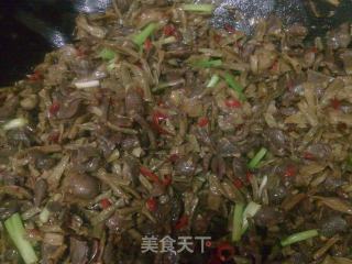 酸豆角炒鸡杂的做法步骤：2