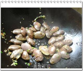 蒜蓉炒花甲的做法步骤：2