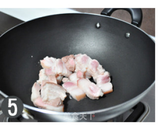 土豆焖五花肉的做法步骤：2