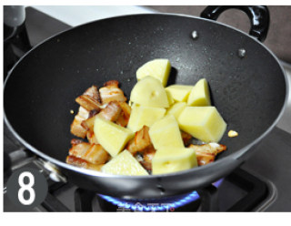 土豆焖五花肉的做法步骤：2