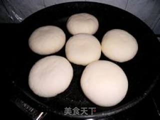 改为煎方法—馒头配方【烙豆沙饼】的做法步骤：3